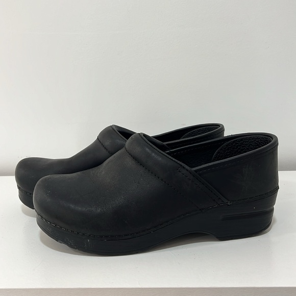 Dansko size 37 oil rubbed black leather clog - Picture 2 of 4